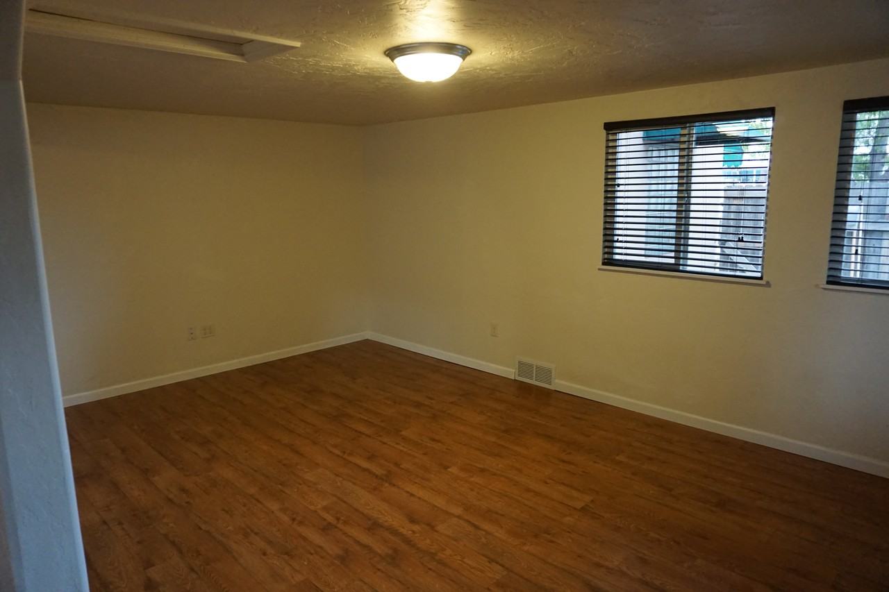 134 W Illinois St - Photo 2 of 9