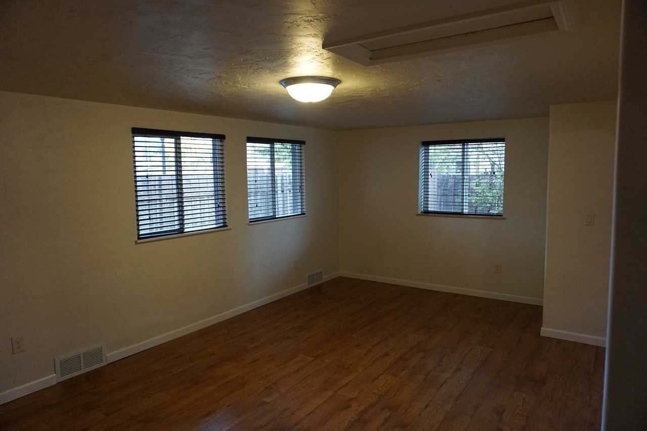 134 W Illinois St - Photo 3 of 9