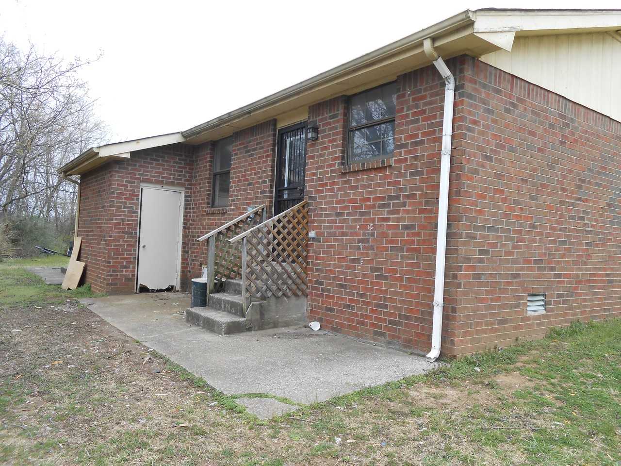 910 Trailwood Cir - Photo 2 of 4