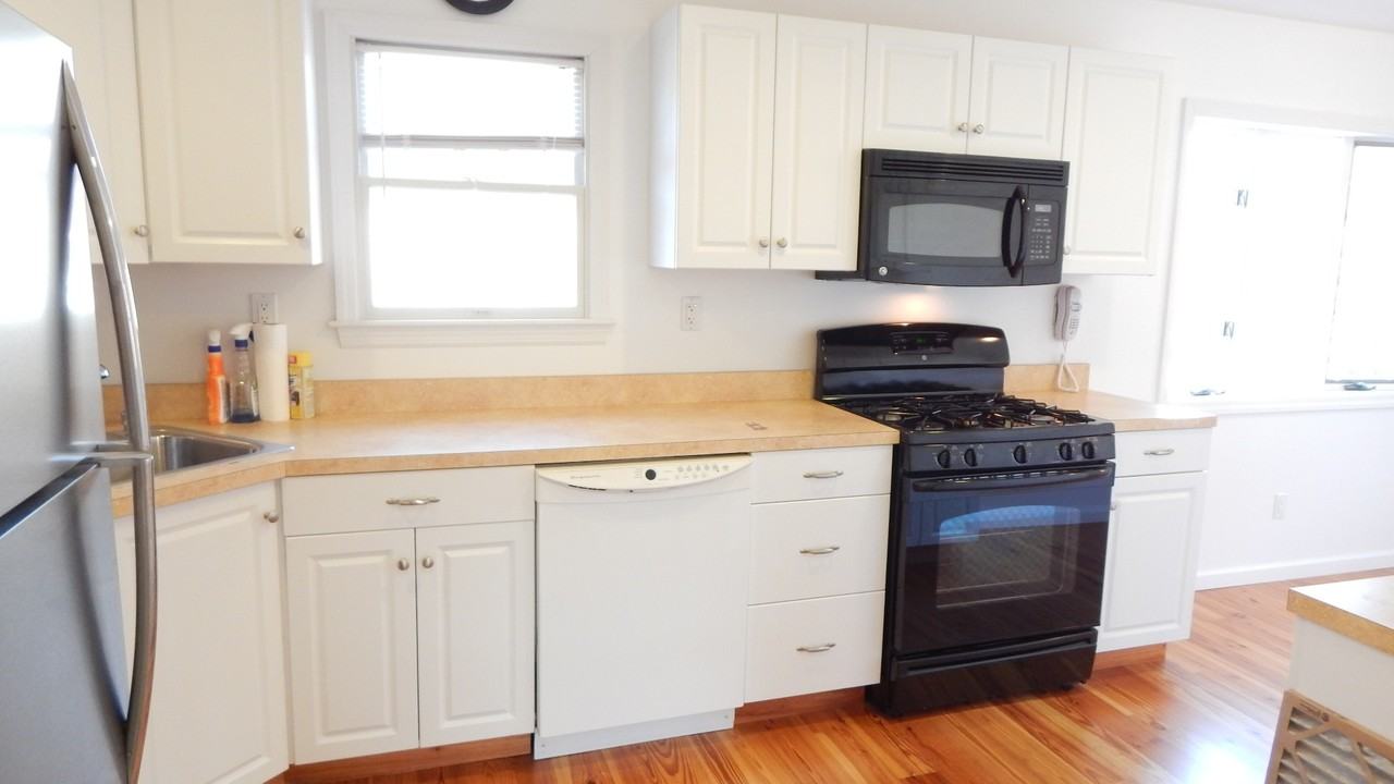 748 Evelyn Ave - Photo 3 of 12