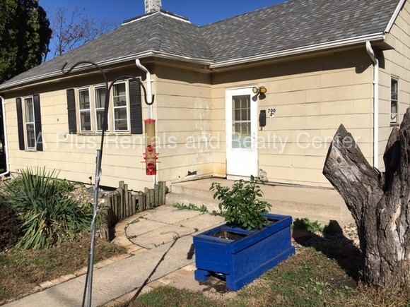 700 N Summit Ave - Photo 2 of 12