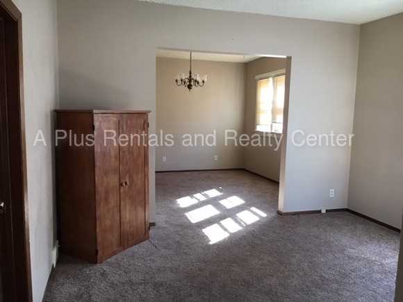 700 N Summit Ave - Photo 3 of 12