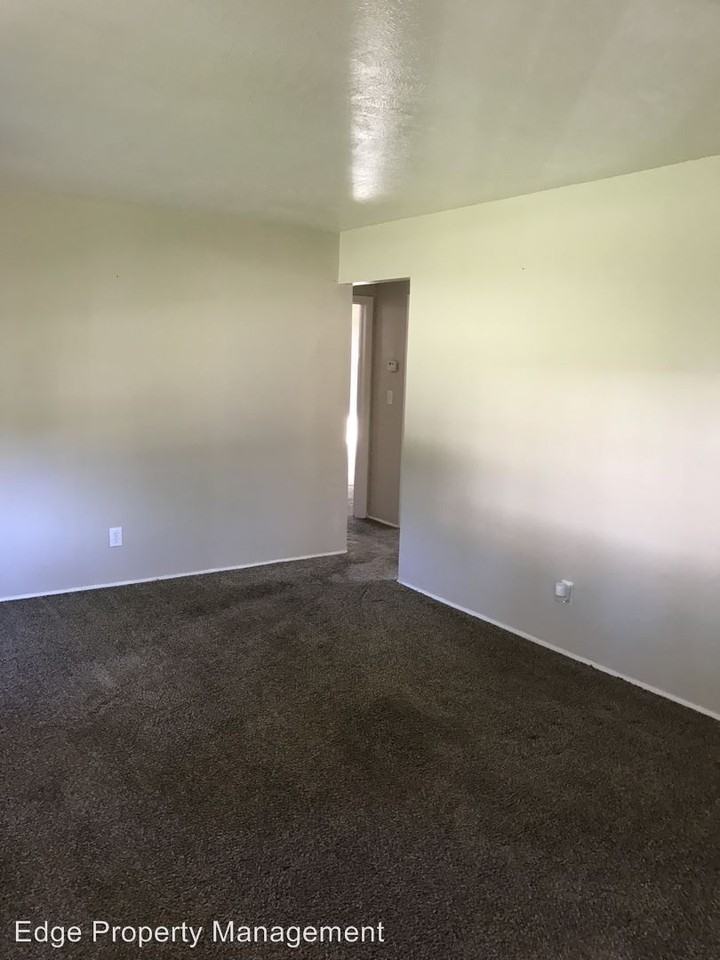 373 Lynne Dr - Photo 2 of 9