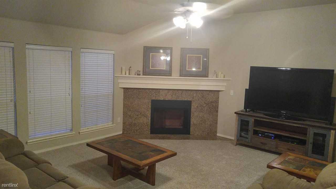 224 N Oak Pl - Photo 3 of 6