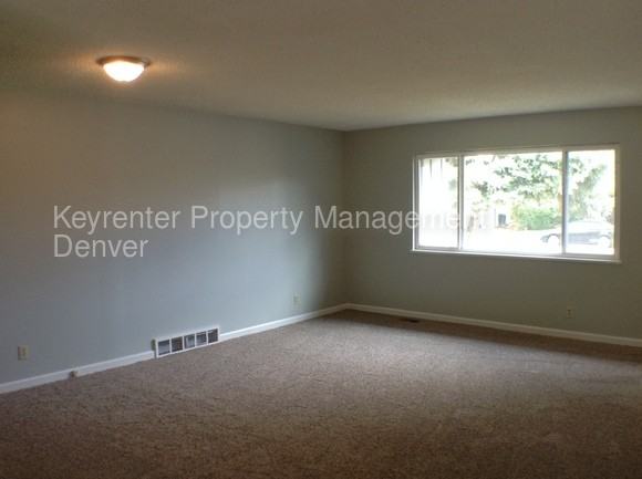 557 S Field Ct - Photo 3 of 30