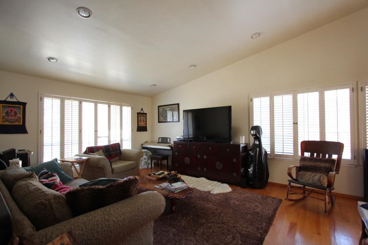 1085 Jamaica St - Photo 2 of 13