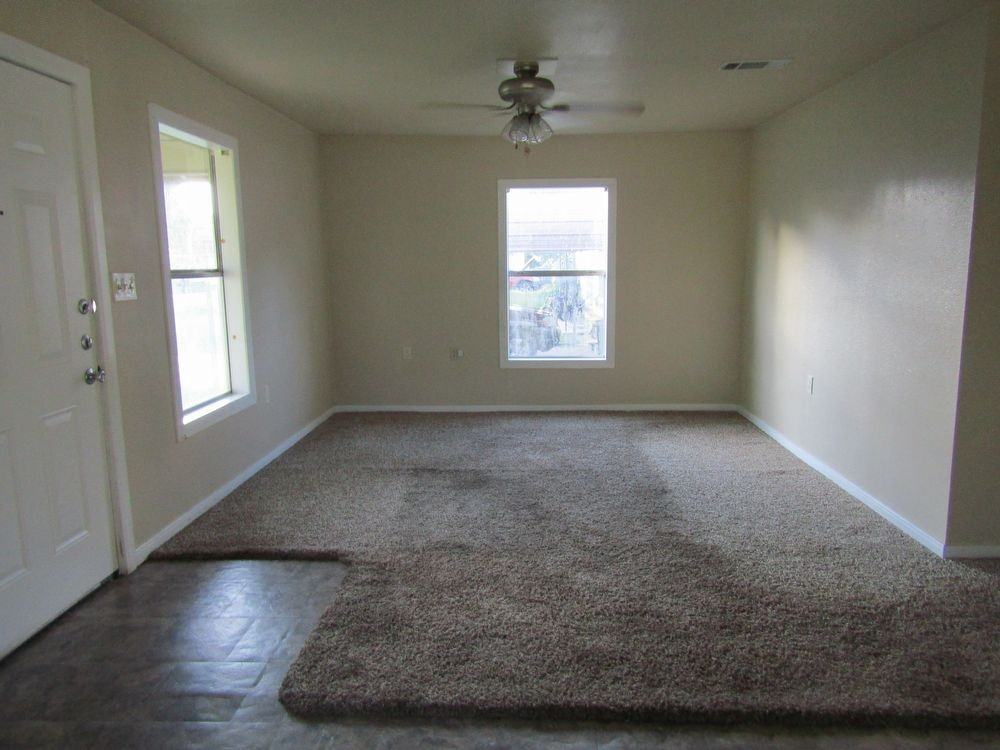 144 W Darby St - Photo 3 of 10