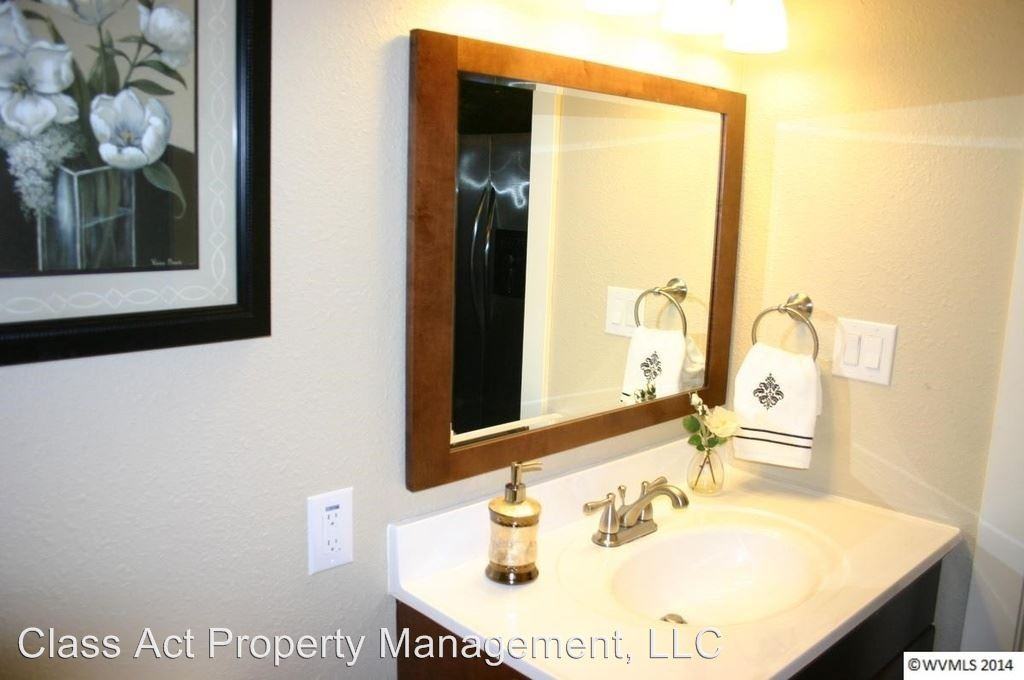 1092 SW Levens St - Photo 3 of 34