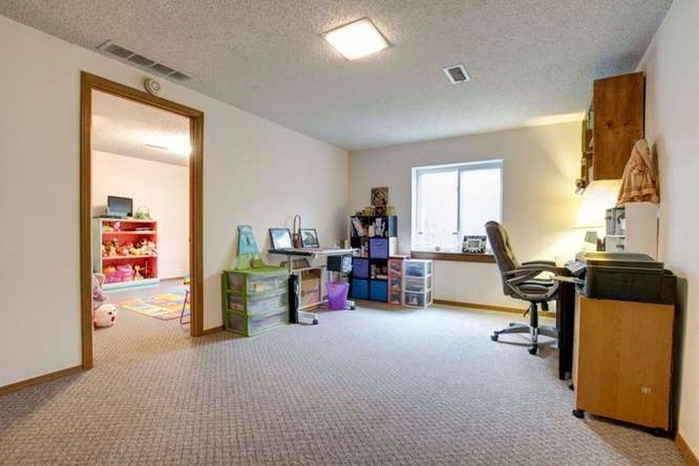 208 N Heather Ln - Photo 2 of 20