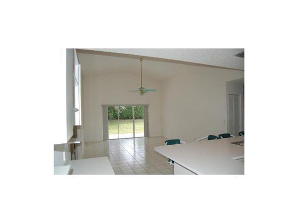 2444 Stonegate Dr - Photo 3 of 6