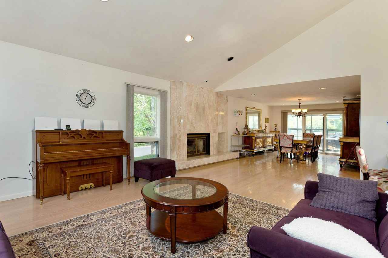 32 Aldgate Dr E - Photo 3 of 14