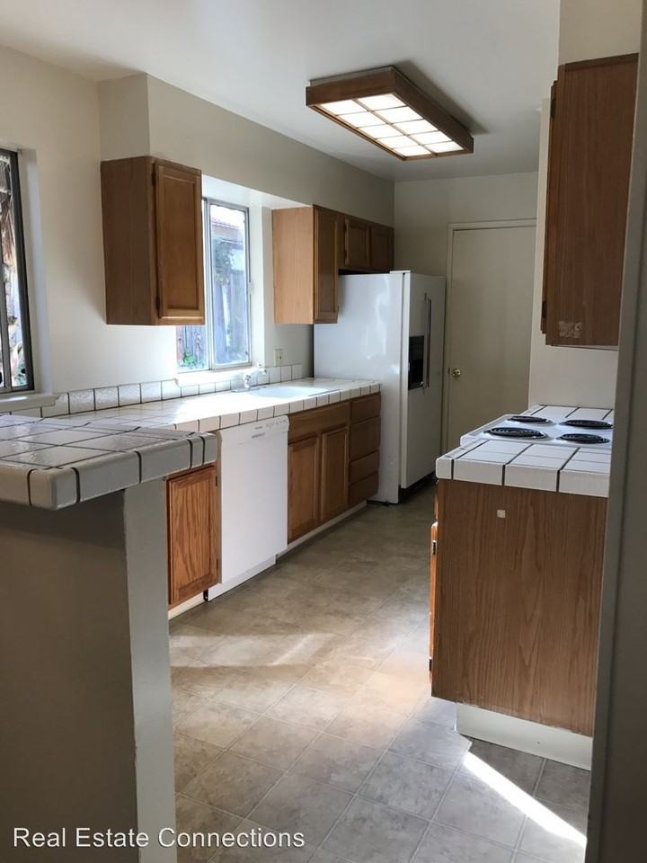 3570 Glasgow Ct - Photo 2 of 7