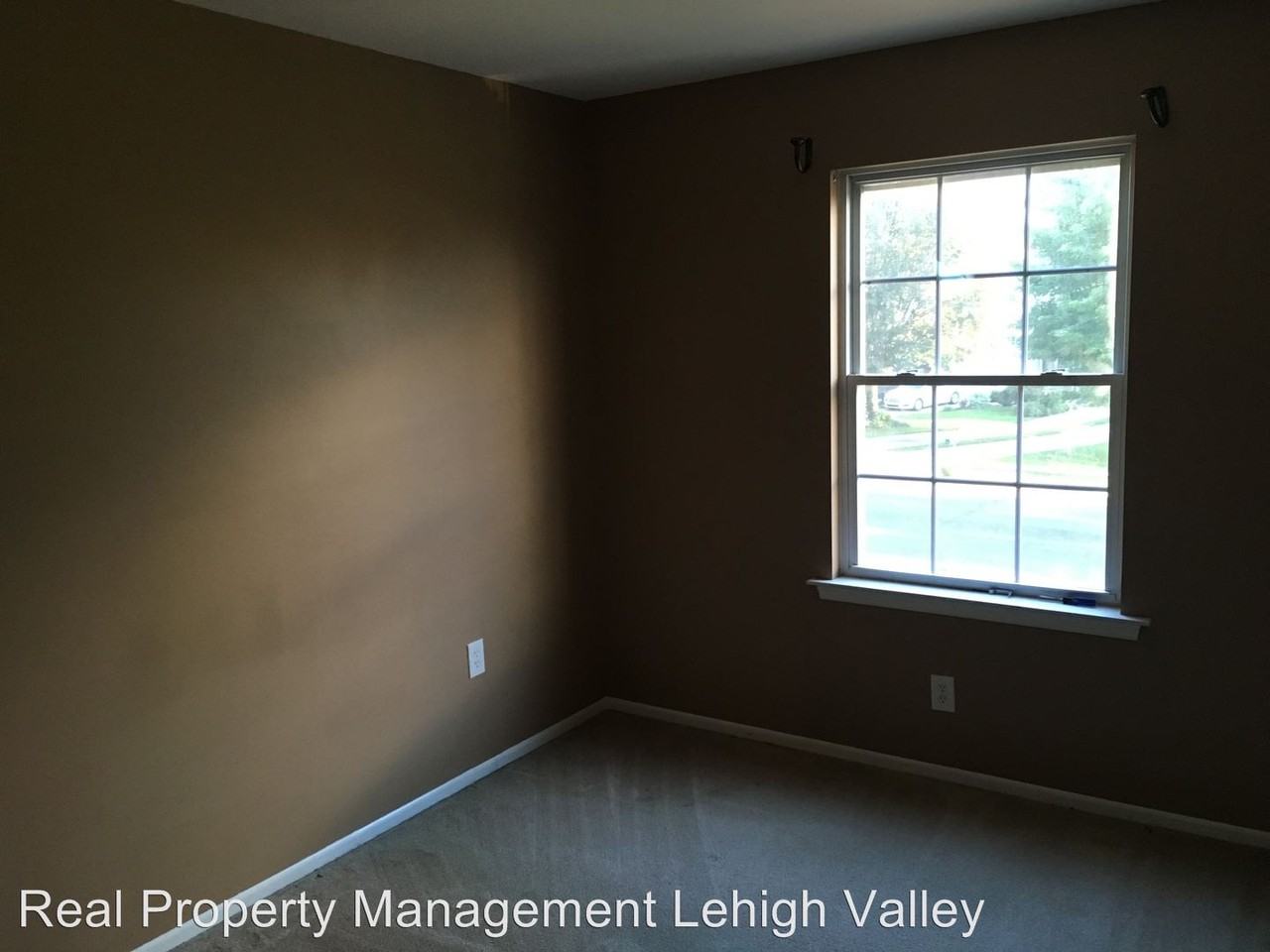 1549 Pinewind Dr - Photo 3 of 7