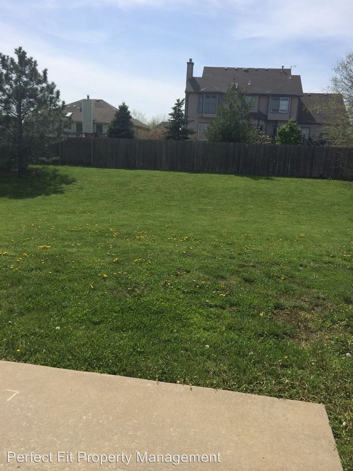 2907 Crestline Dr - Photo 2 of 25