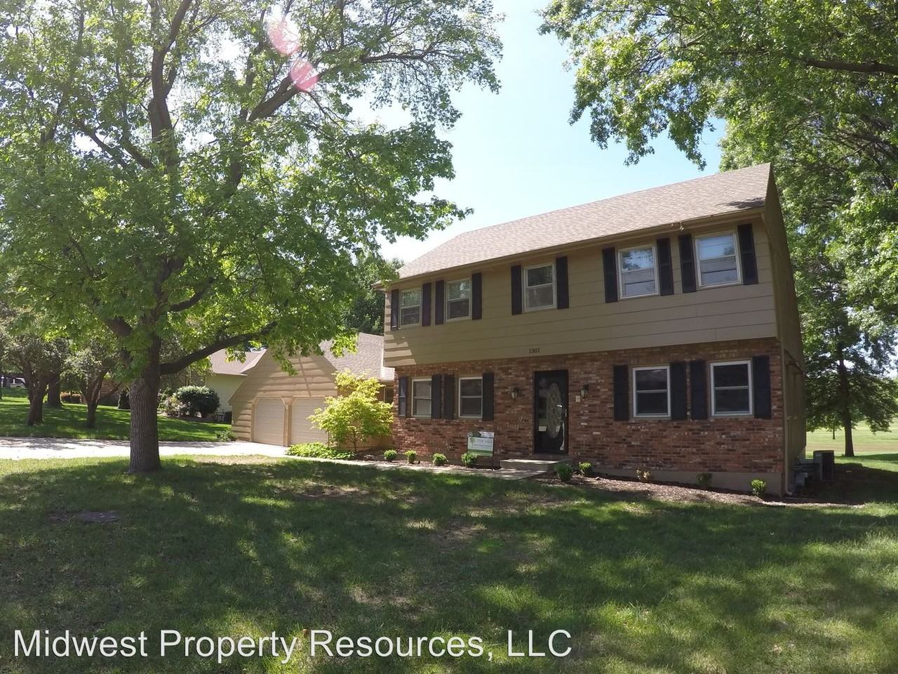 1301 NE Hilltop Dr - Photo 2 of 27