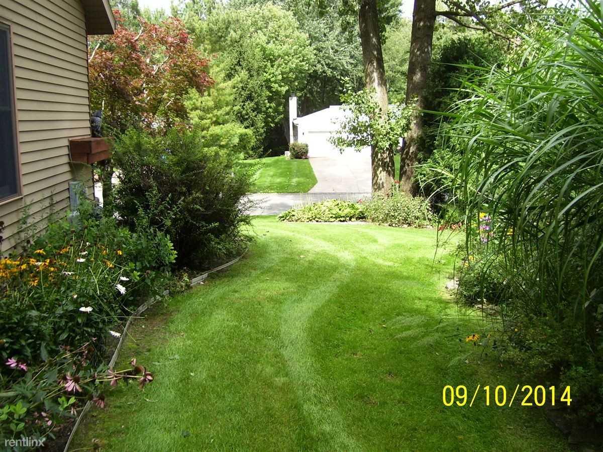 6030 Huntington SE - Photo 3 of 15