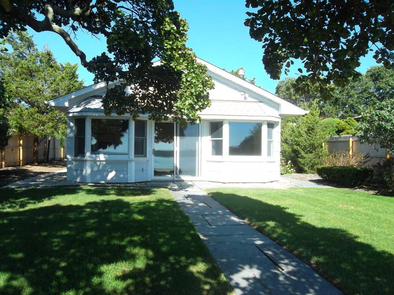 251 Asharoken Ave - Photo 2 of 20