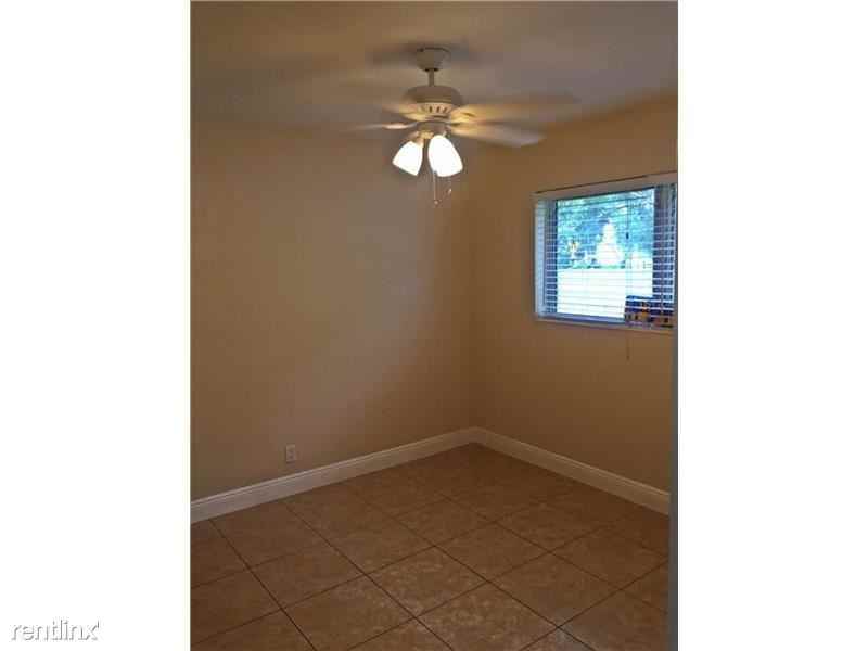 760 NW 4th St - Photo 3 of 8