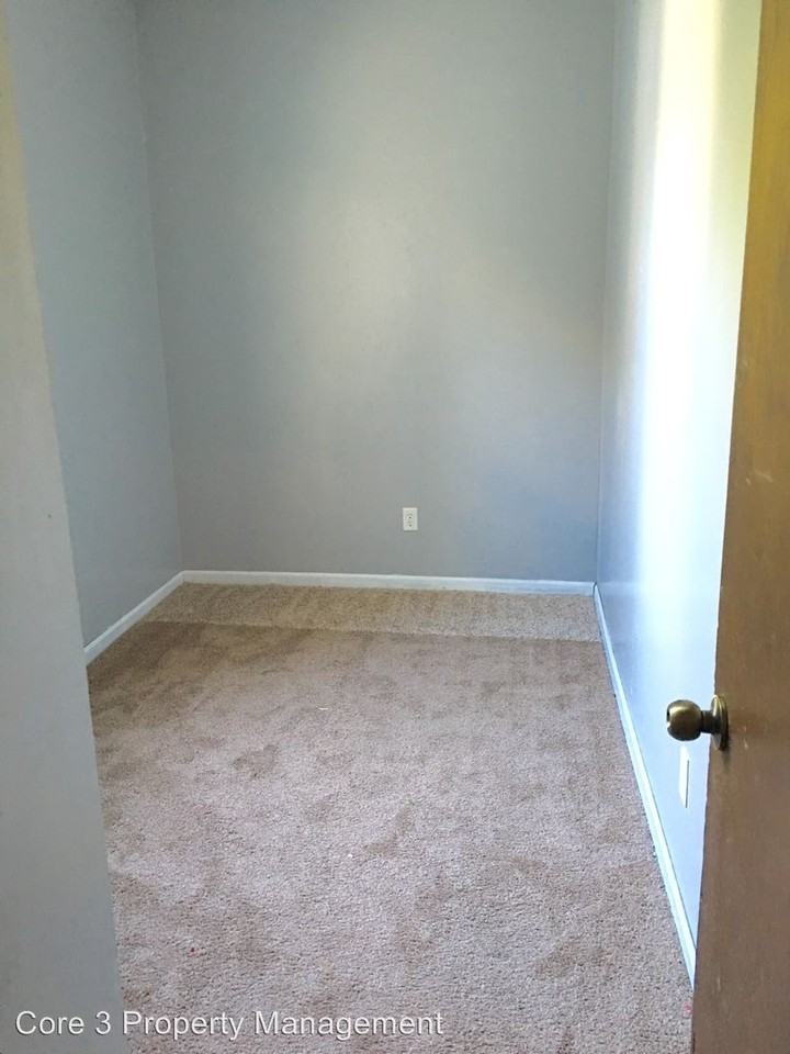 900 S 12th St - Photo 3 of 7