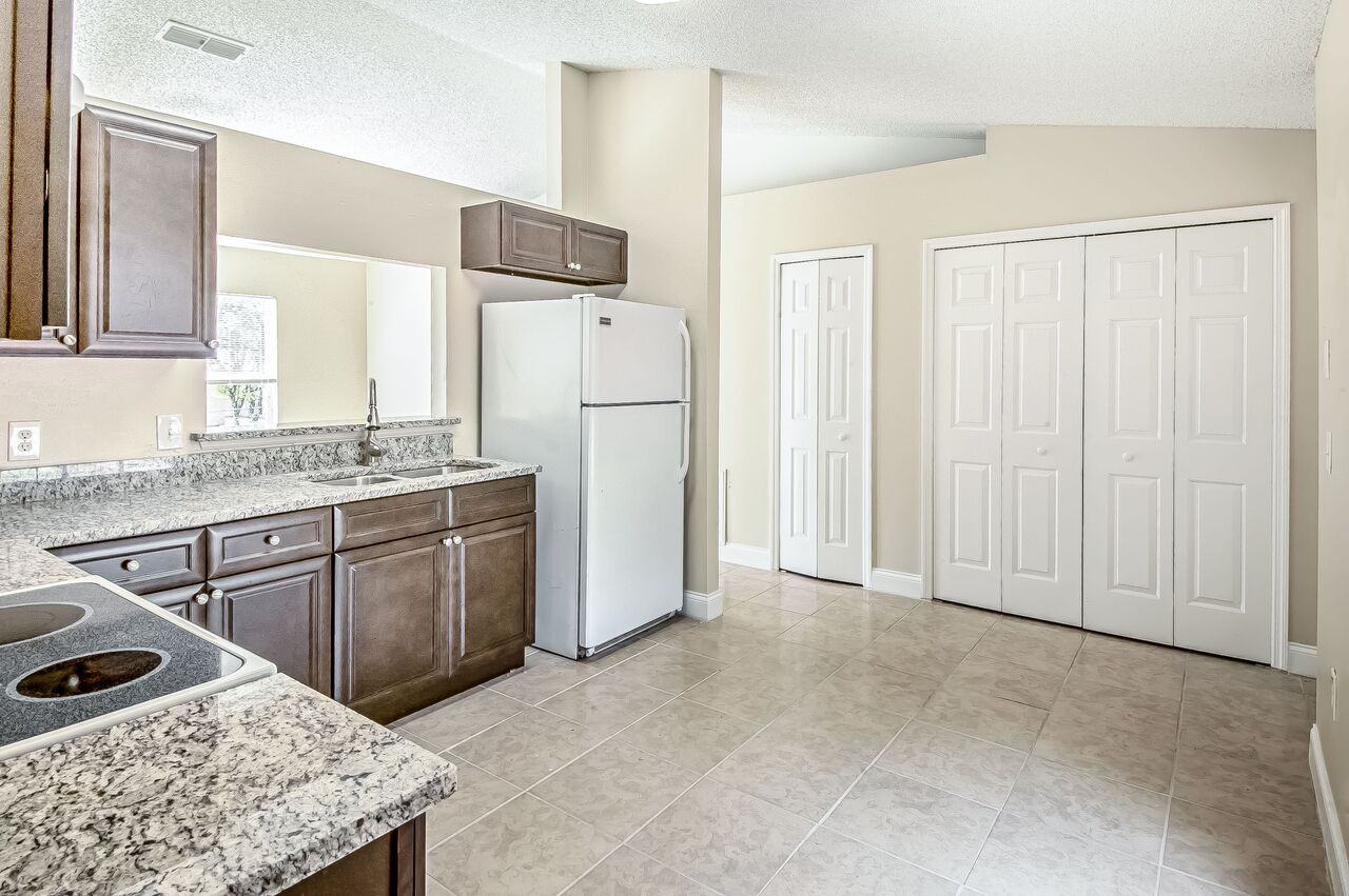 2725 Windsor Heights St - Photo 2 of 14
