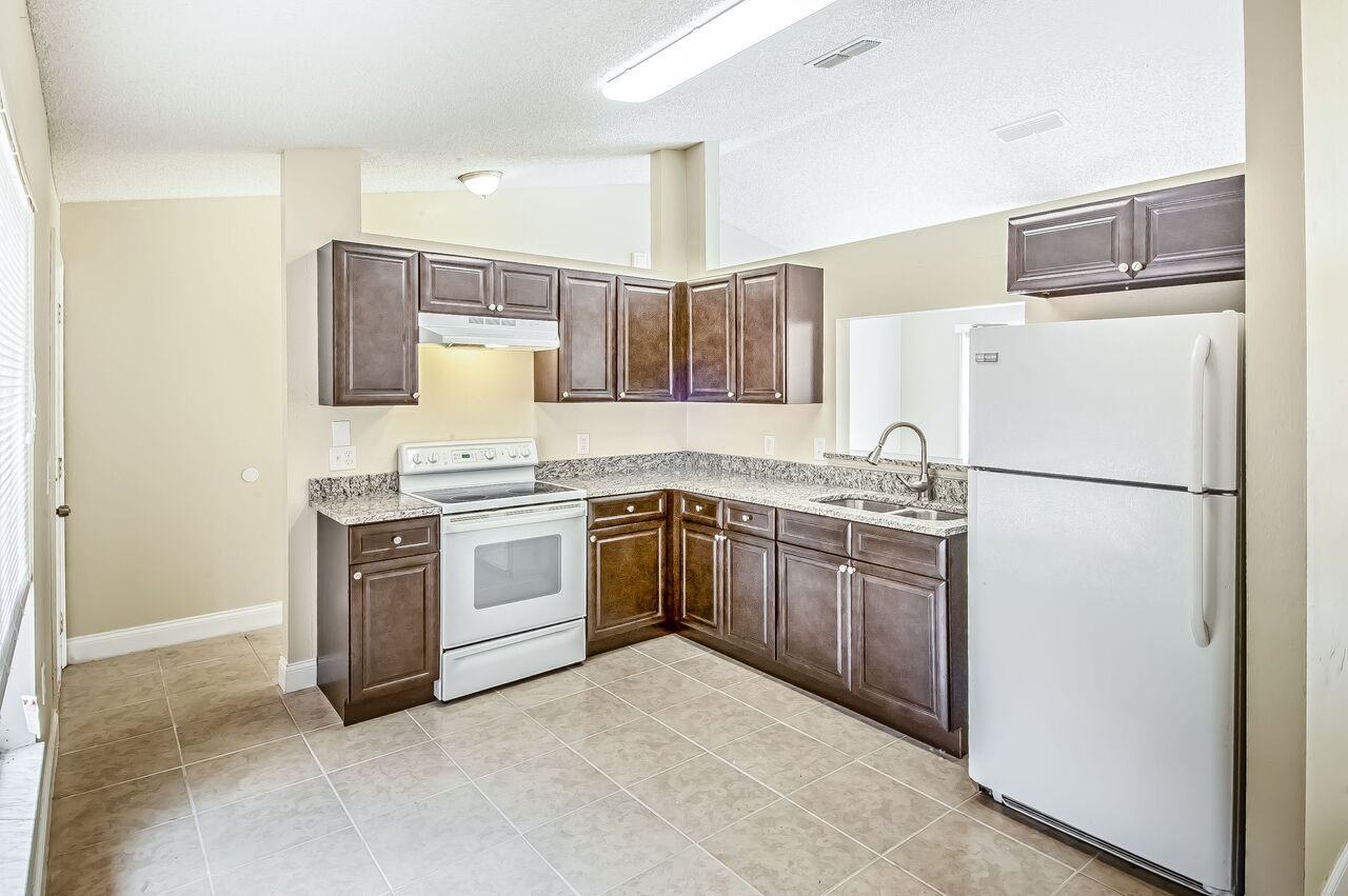 2725 Windsor Heights St - Photo 3 of 14