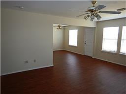 911 Oak W Dr - Photo 2 of 8
