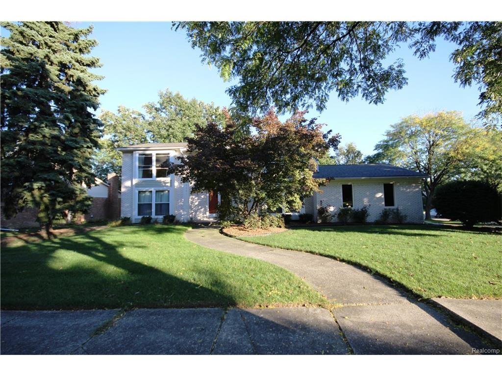 2081 Babcock Dr - Photo 2 of 28