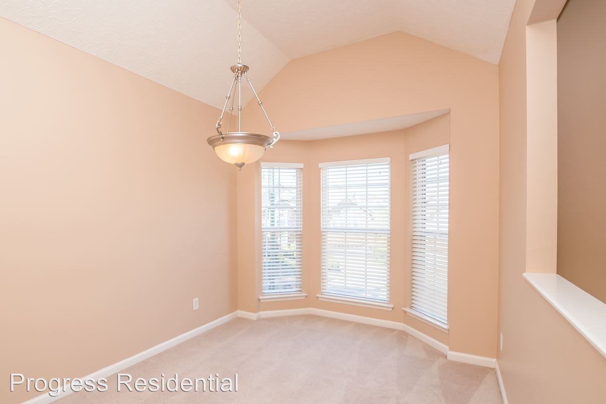 1009 Streamdale Point W - Photo 3 of 15