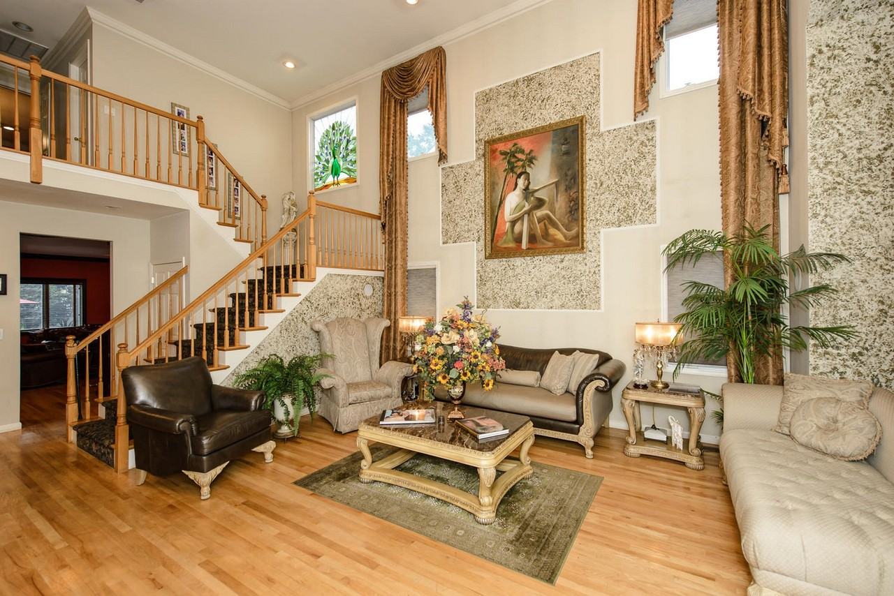 19 Howard Ct - Photo 3 of 15