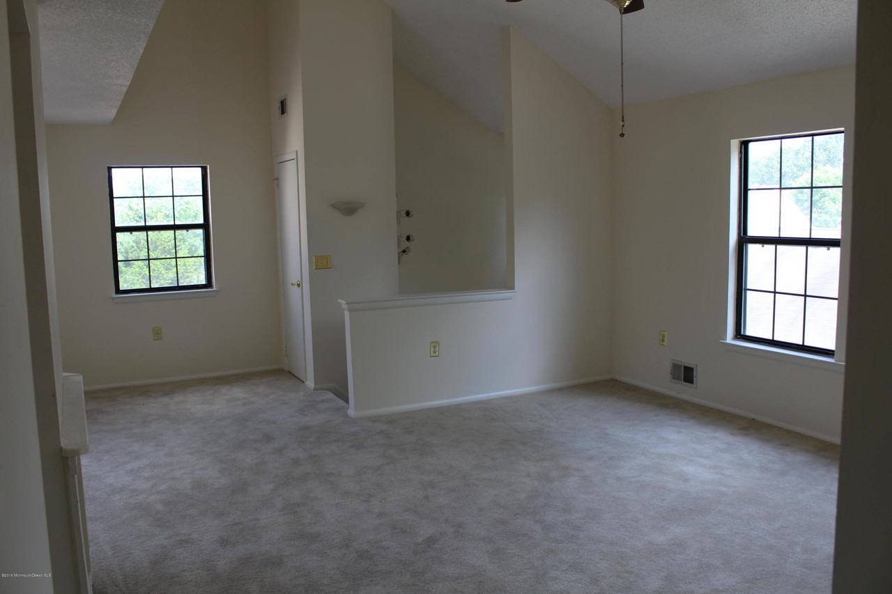 709 Ivy Ct - Photo 3 of 8