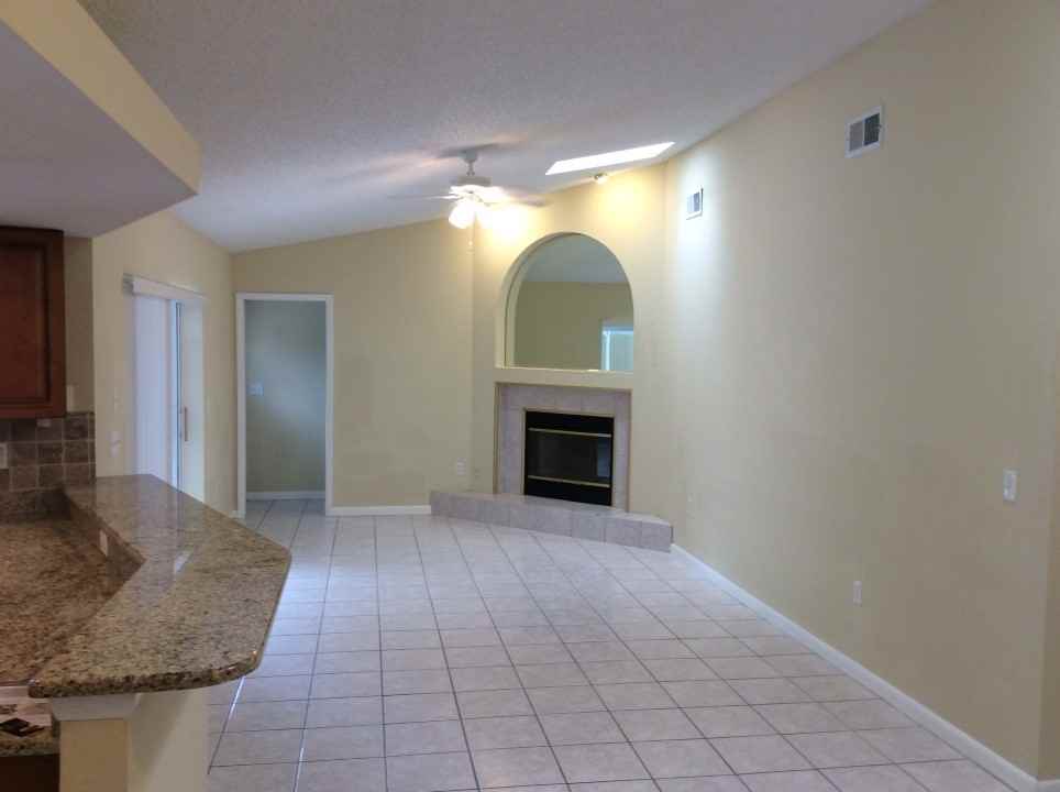 1559 McAuliffe Ln - Photo 2 of 8