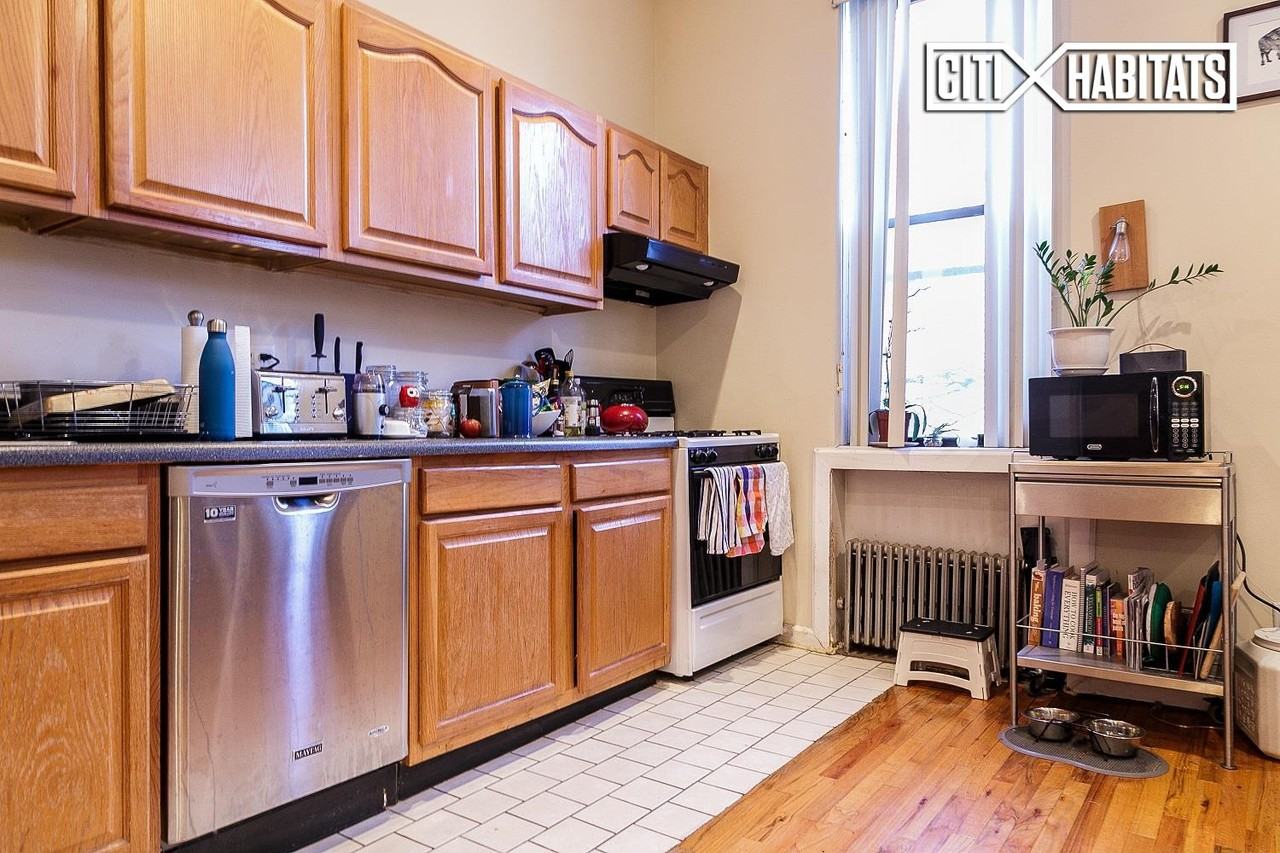 516 Carlton Ave 1 - Photo 2 of 7