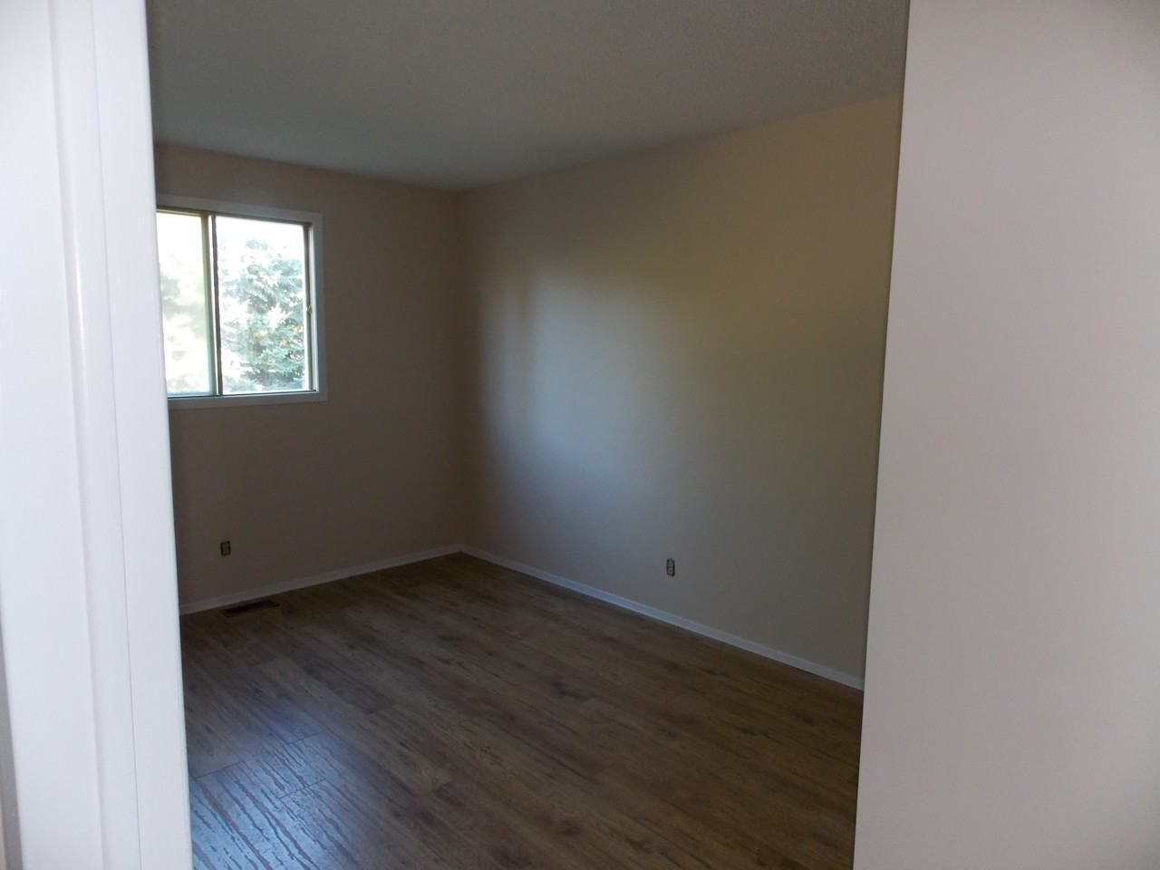 883 Larchwood Cres - Photo 3 of 11