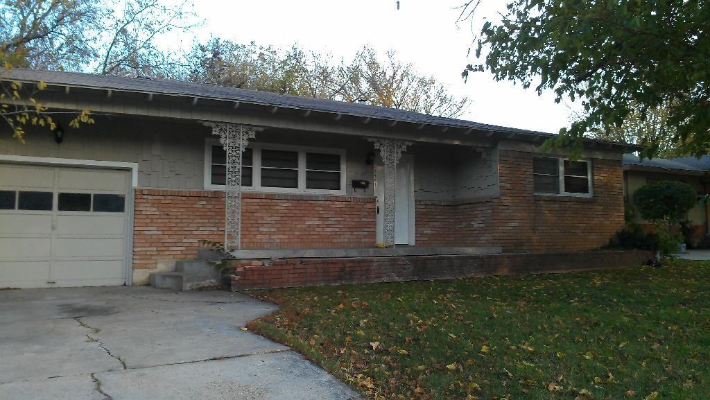 2401 Emily Dr - Photo 2 of 14