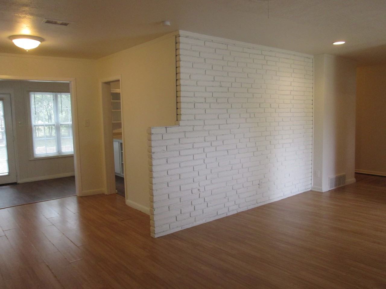 2401 Emily Dr - Photo 3 of 14