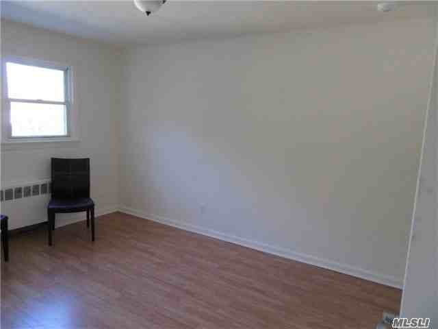 524 Mastic Rd - Photo 3 of 9