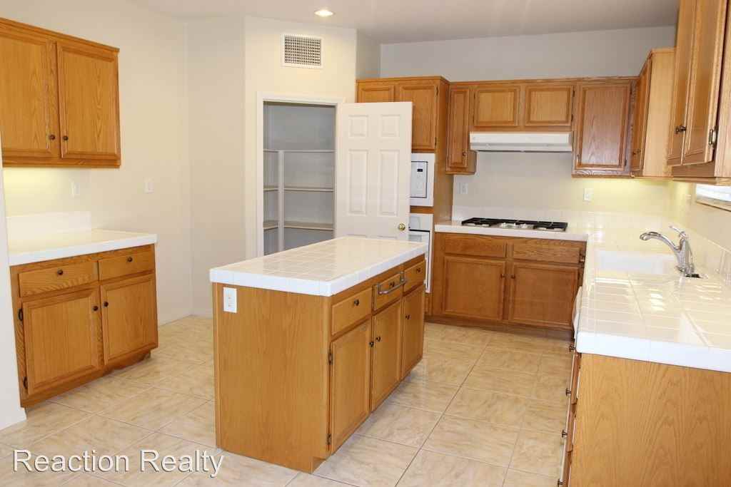 15388 Thistle St - Photo 3 of 23