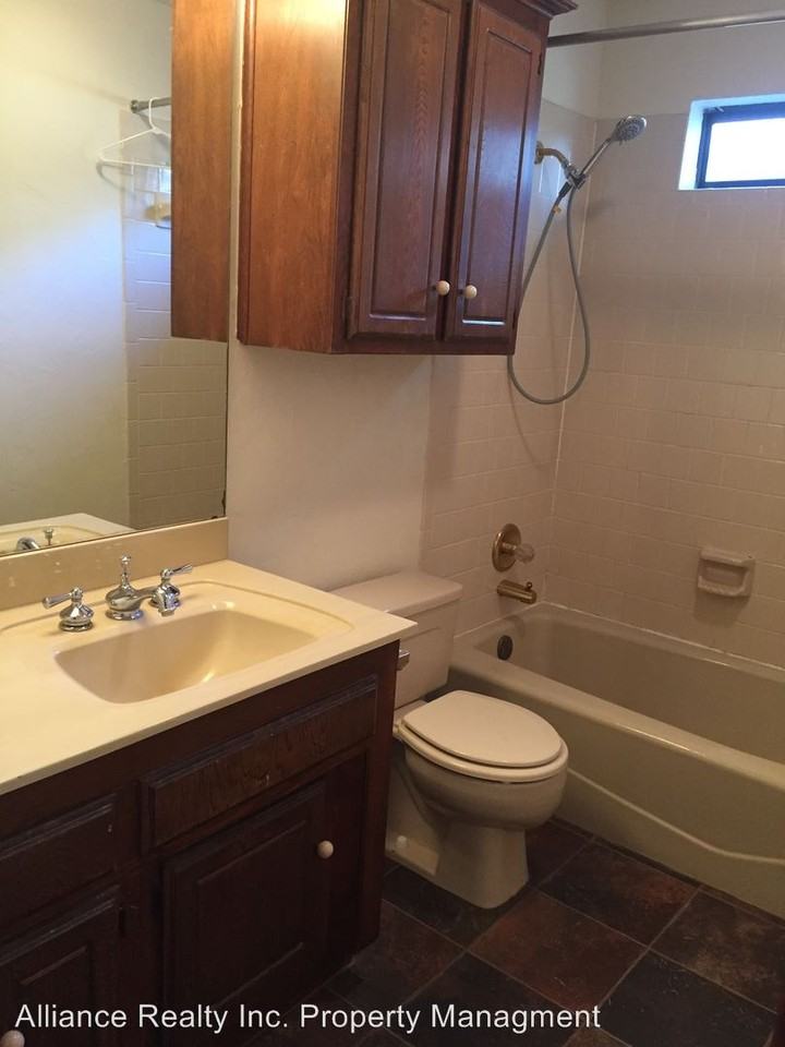 1205 Edinburg Dr - Photo 2 of 8