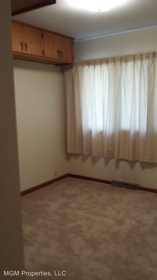 1601 Van Fleet Ln - Photo 2 of 9