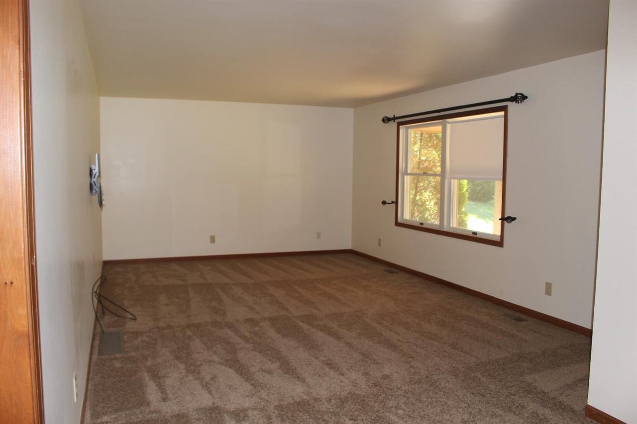 7385 Park Lake Dr - Photo 3 of 16