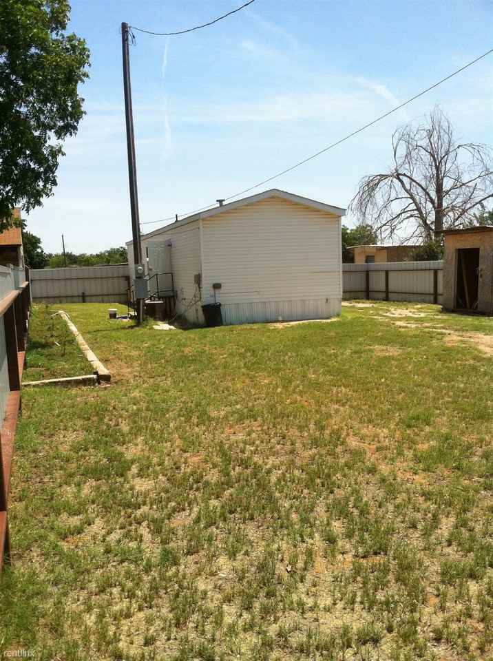 207 SW 9th St - Photo 2 of 7