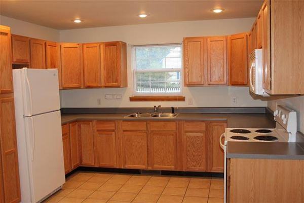 733 E 6th St - Photo 2 of 8