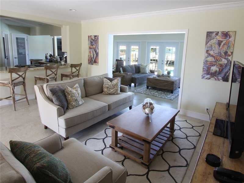 1525 Southeast 6th Street - Photo 3 of 8