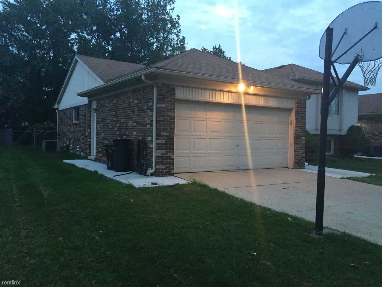 36808 Carriage Dr - Photo 3 of 6