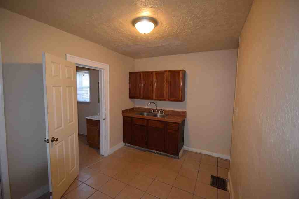 2829 E Vermont St - Photo 3 of 9