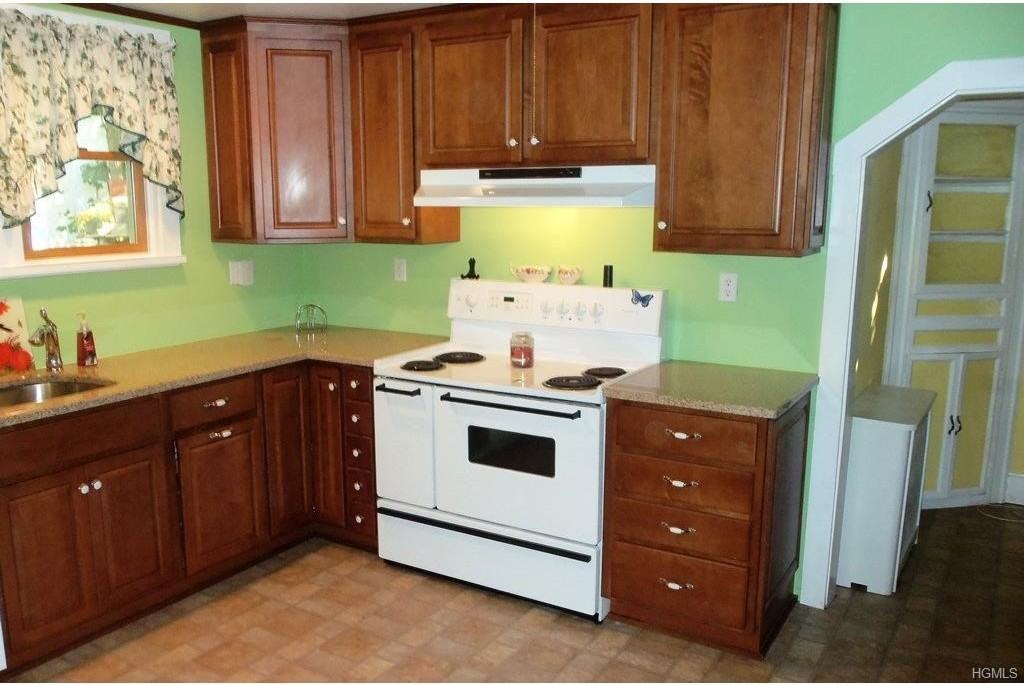 374 Manhattan Ave - Photo 2 of 11