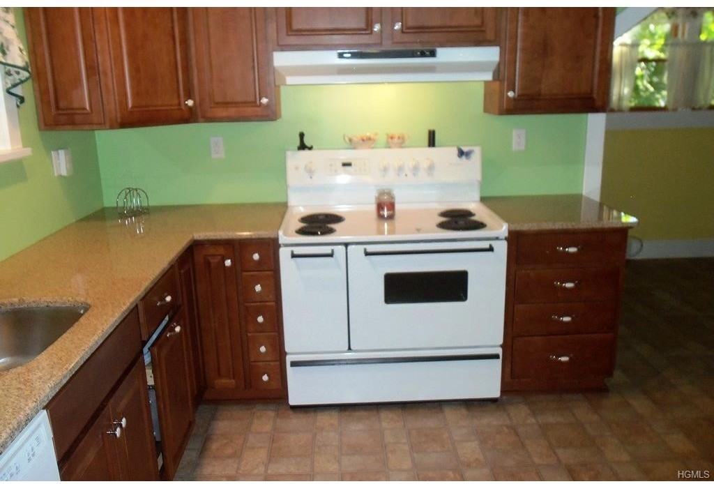 374 Manhattan Ave - Photo 3 of 11