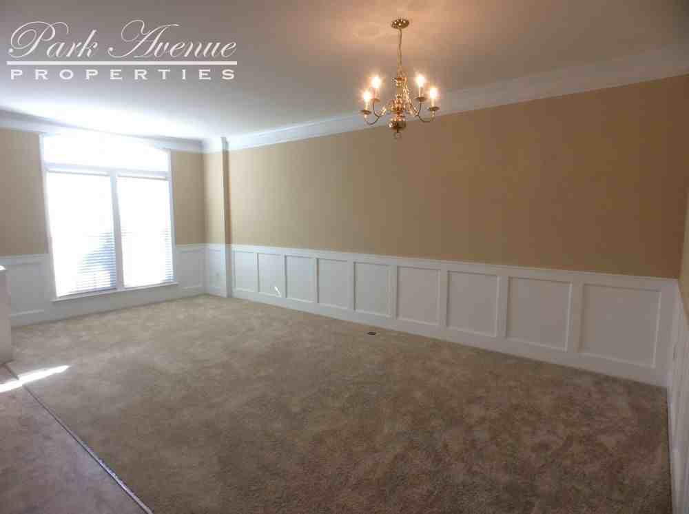 14411 Greenpoint Ln - Photo 3 of 32