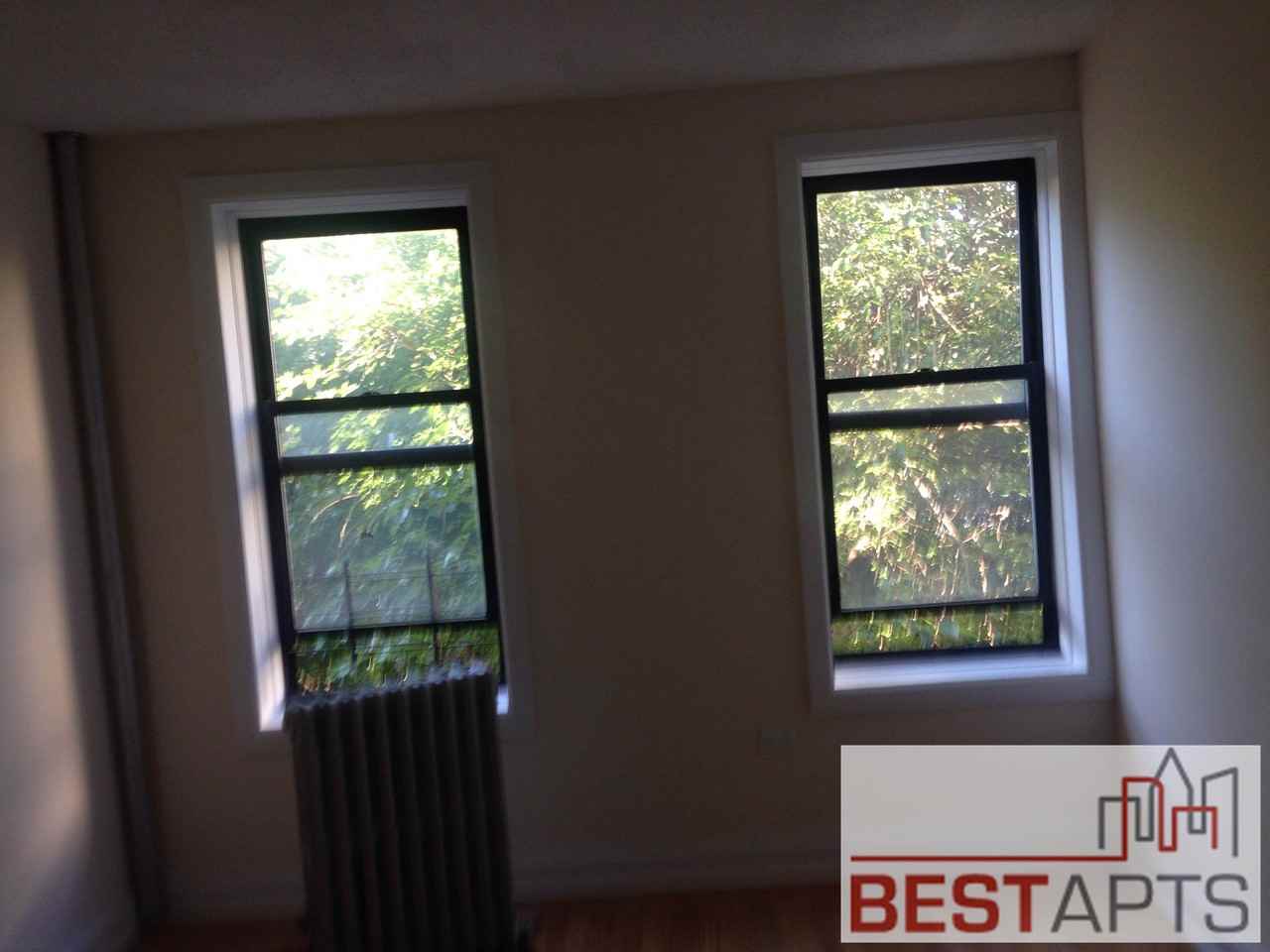 W 207th St & Post Ave #10034