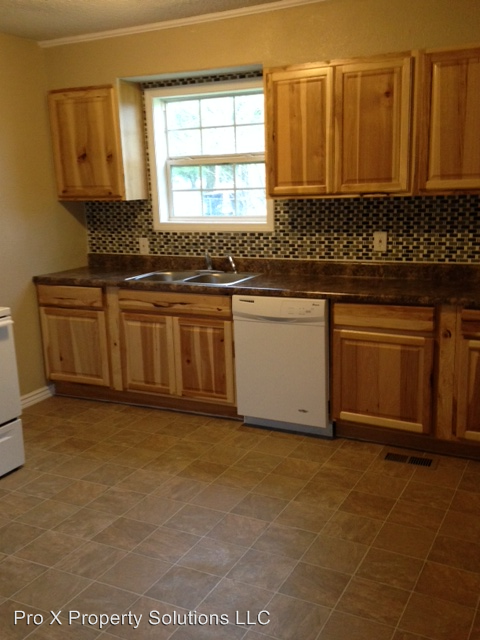 142 E 4th St - Photo 3 of 4